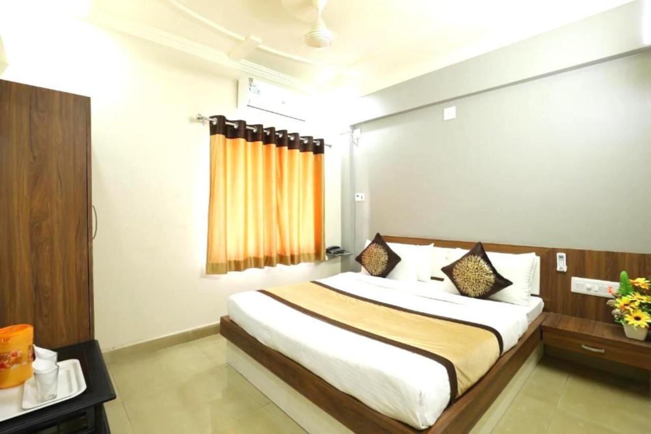 Hotel Loyal Residency Jamnagar Ngoại thất bức ảnh