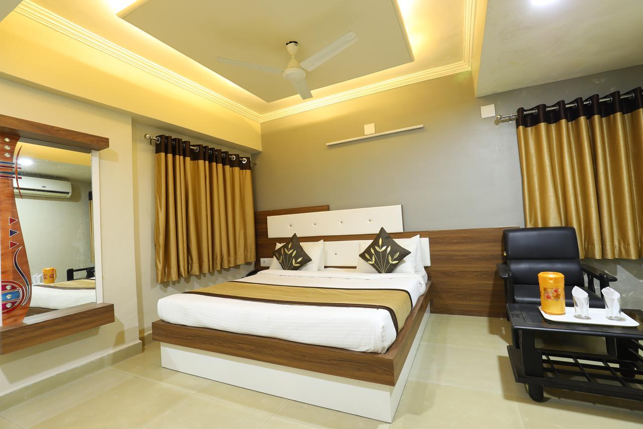 Hotel Loyal Residency Jamnagar Ngoại thất bức ảnh