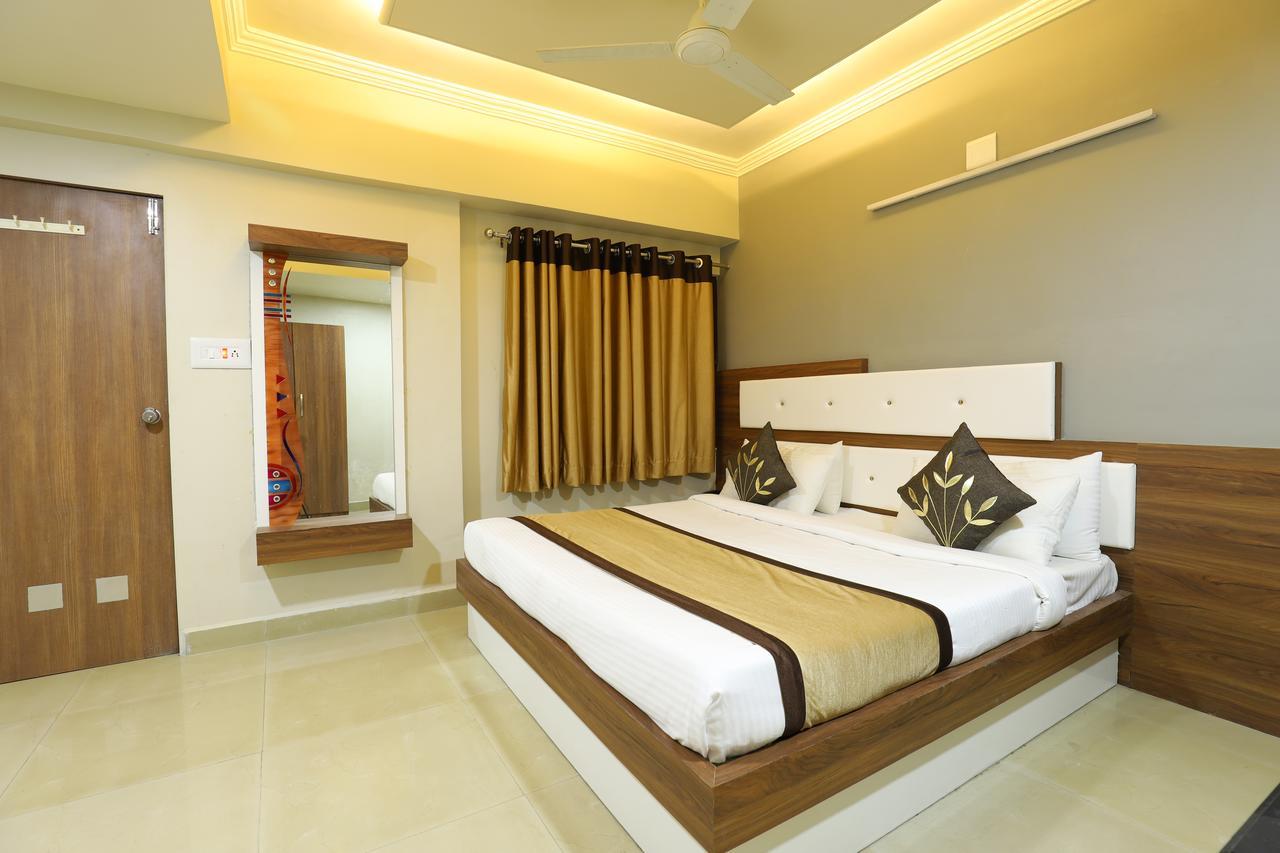 Hotel Loyal Residency Jamnagar Ngoại thất bức ảnh