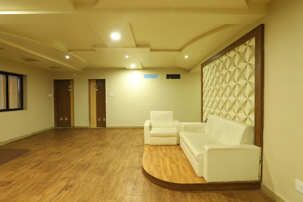 Hotel Loyal Residency Jamnagar Ngoại thất bức ảnh