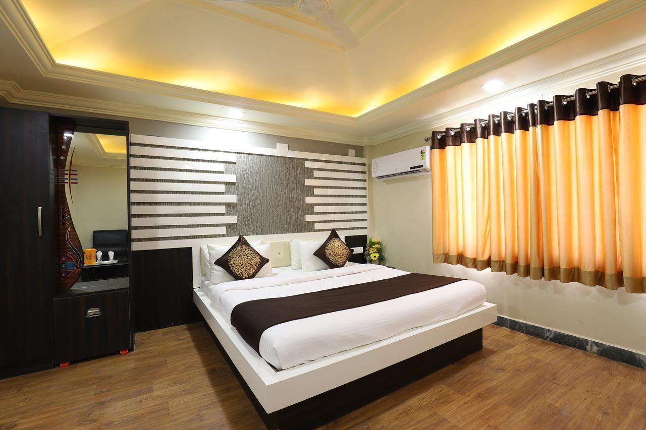 Hotel Loyal Residency Jamnagar Ngoại thất bức ảnh
