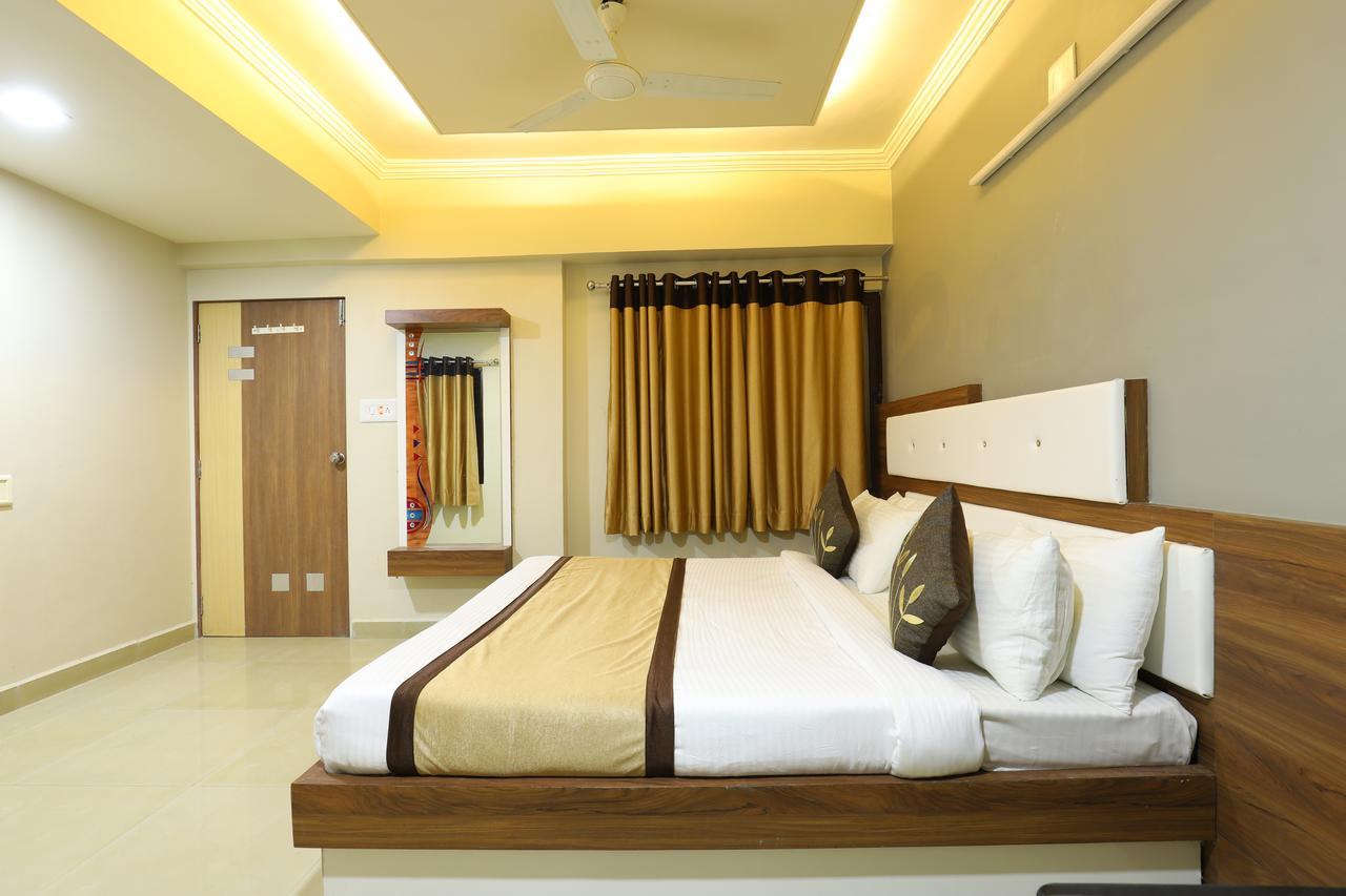 Hotel Loyal Residency Jamnagar Ngoại thất bức ảnh