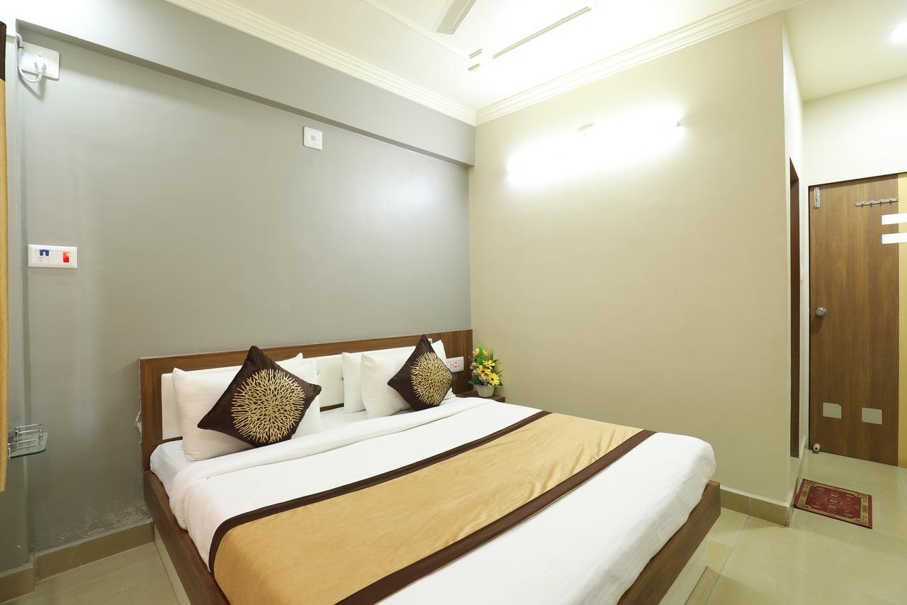 Hotel Loyal Residency Jamnagar Ngoại thất bức ảnh