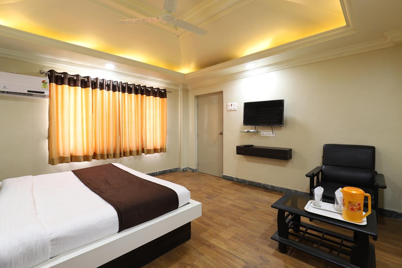 Hotel Loyal Residency Jamnagar Ngoại thất bức ảnh