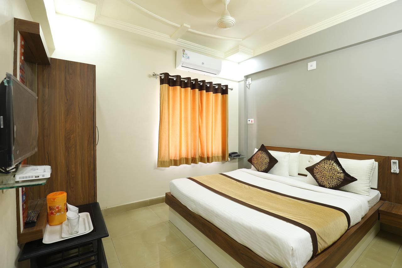 Hotel Loyal Residency Jamnagar Ngoại thất bức ảnh