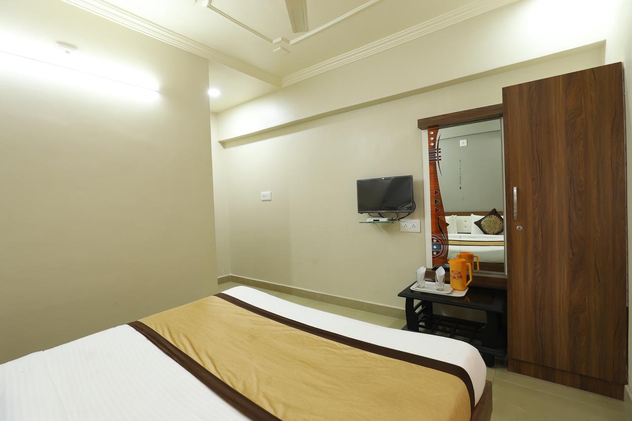 Hotel Loyal Residency Jamnagar Ngoại thất bức ảnh