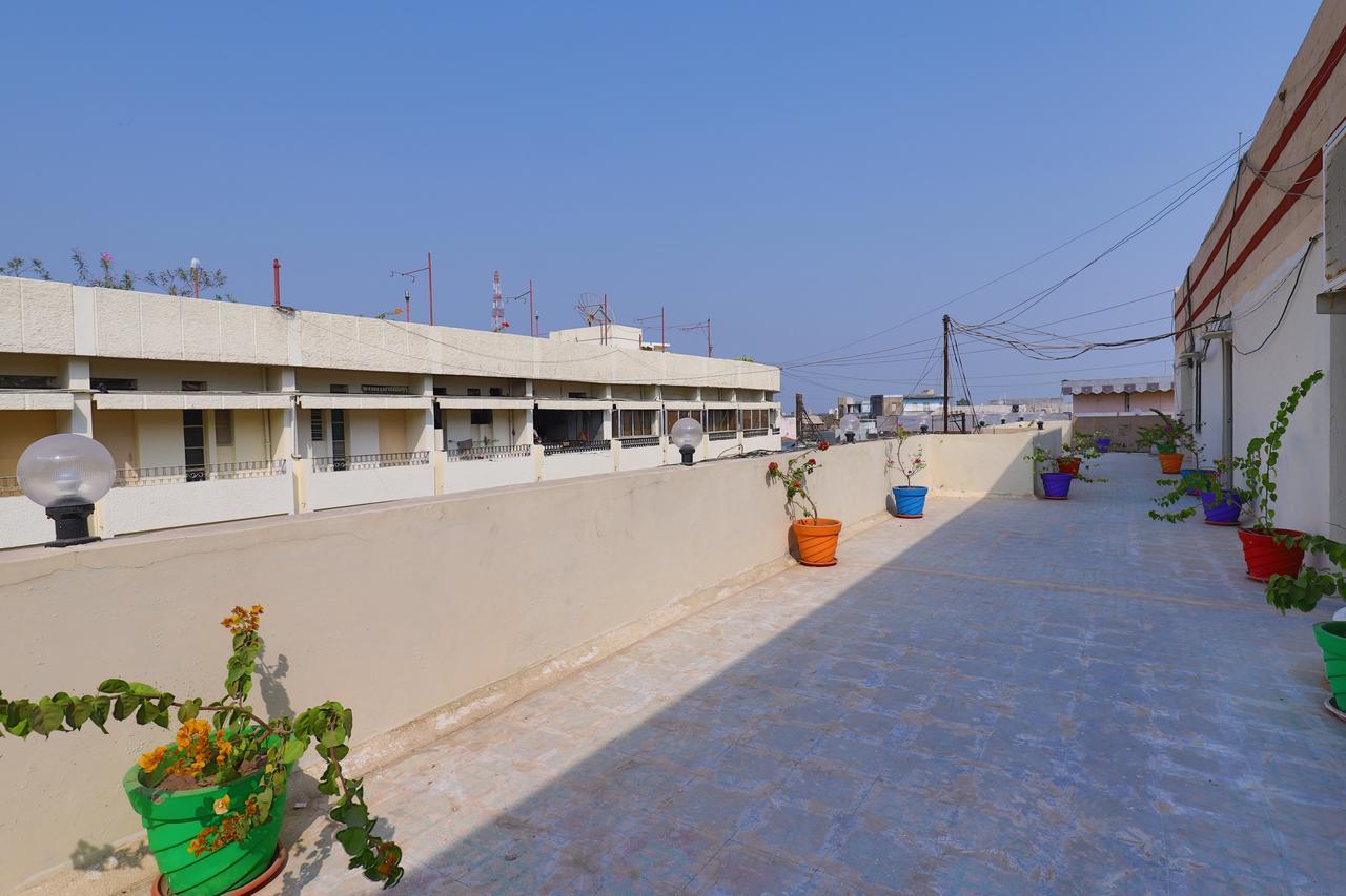 Hotel Loyal Residency Jamnagar Ngoại thất bức ảnh
