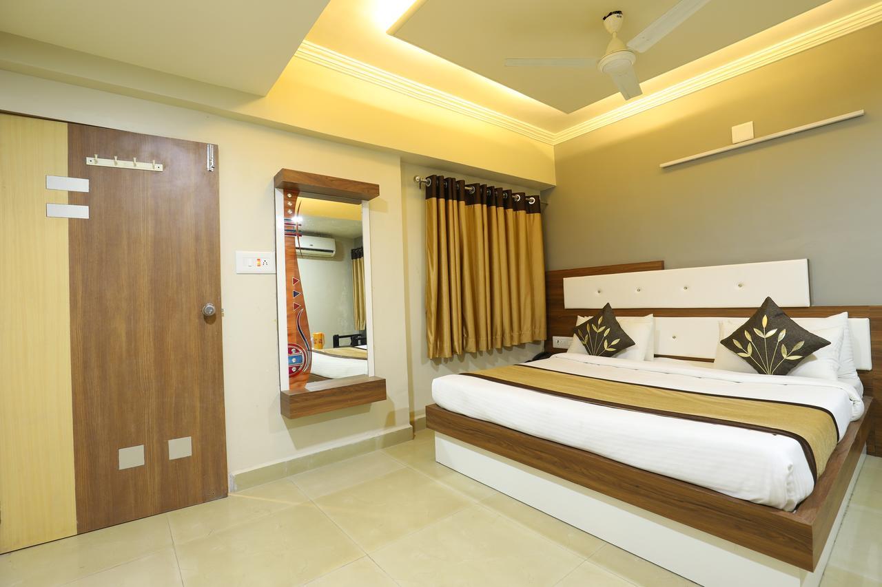 Hotel Loyal Residency Jamnagar Ngoại thất bức ảnh