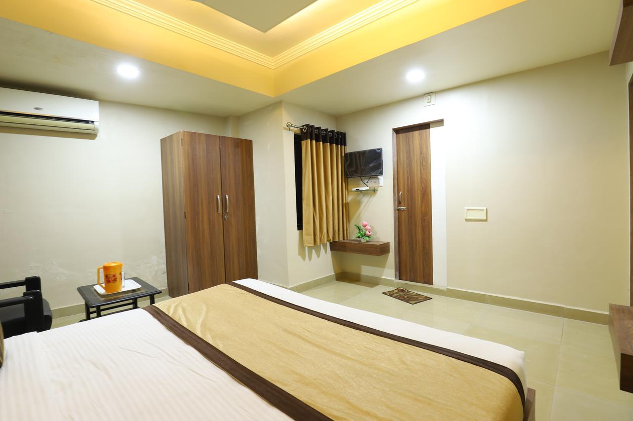 Hotel Loyal Residency Jamnagar Ngoại thất bức ảnh