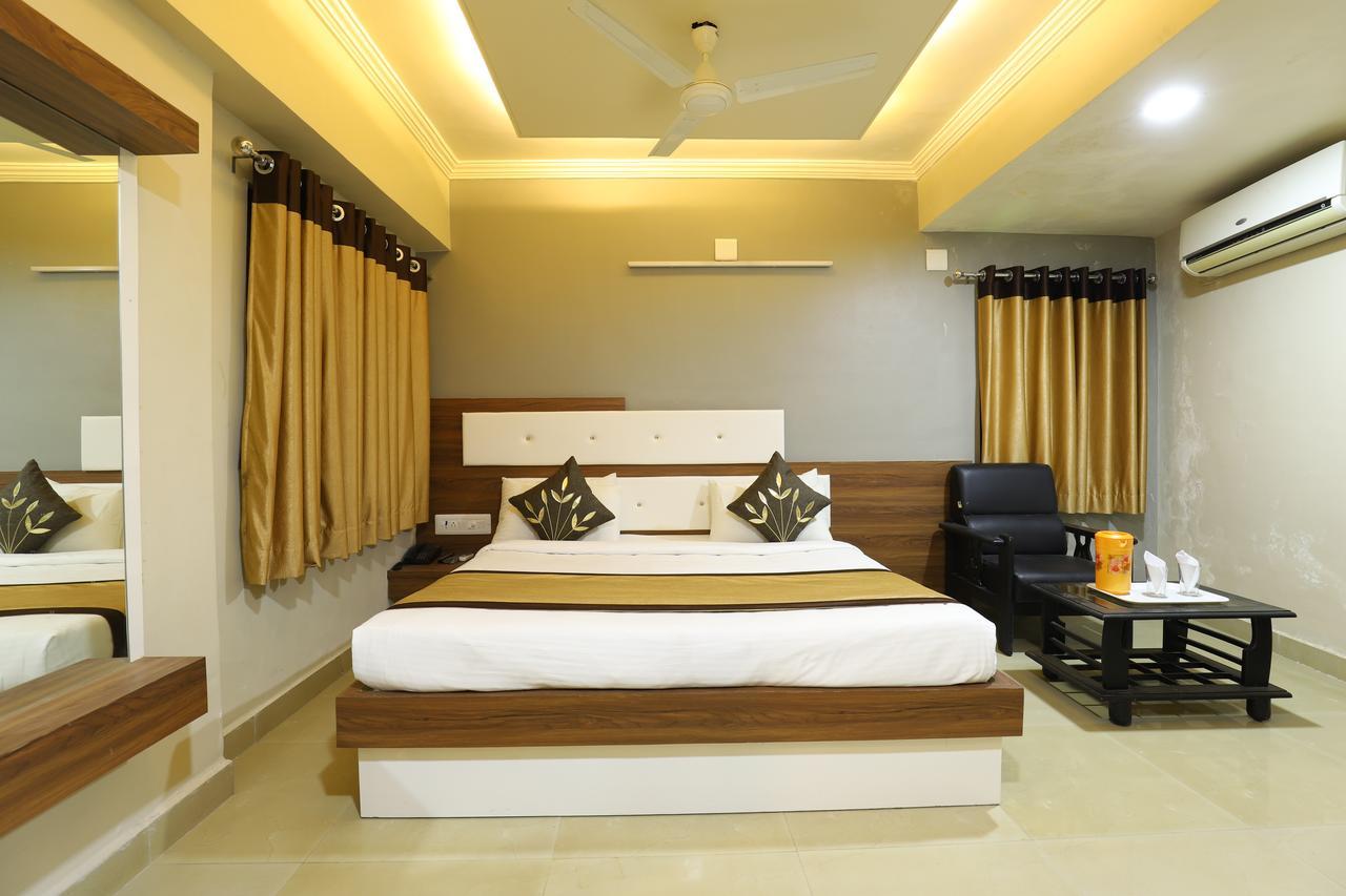 Hotel Loyal Residency Jamnagar Ngoại thất bức ảnh