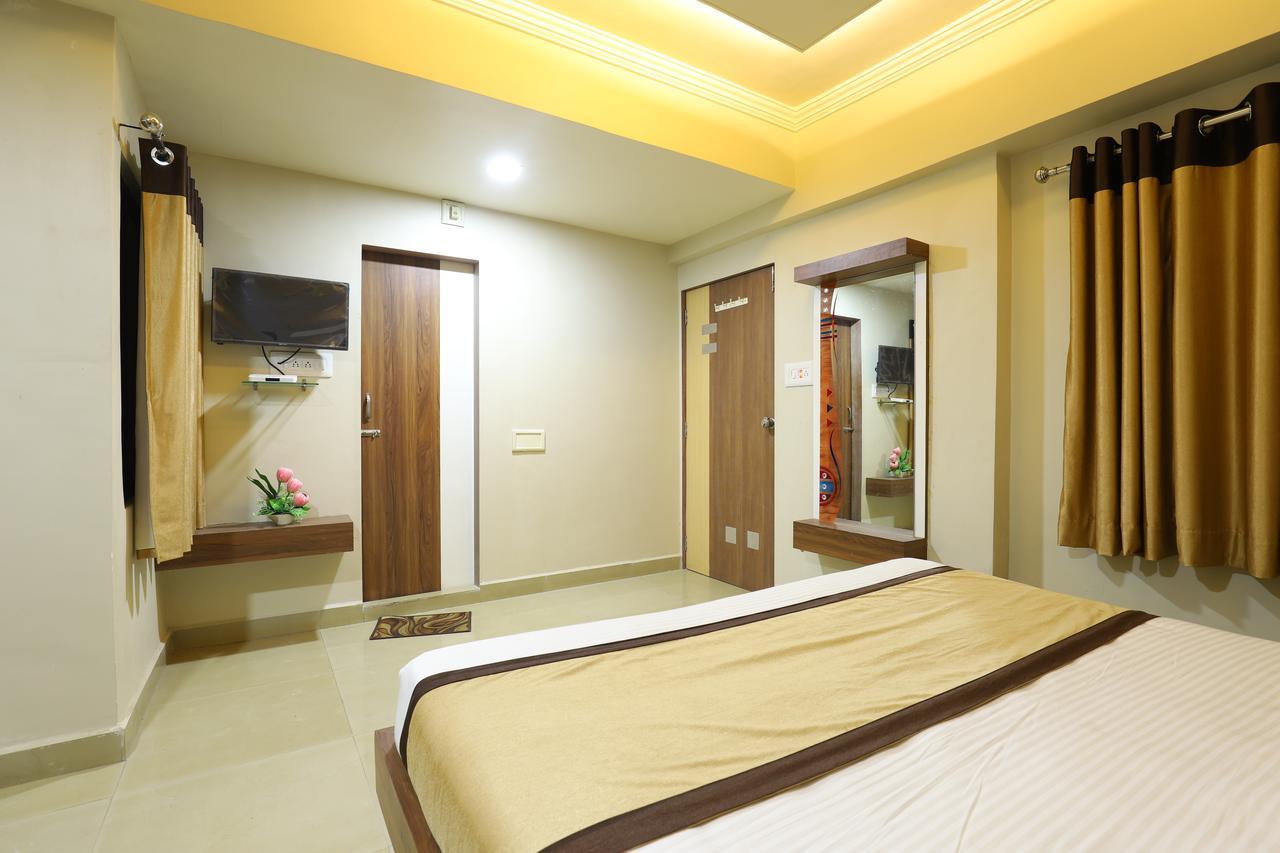 Hotel Loyal Residency Jamnagar Ngoại thất bức ảnh